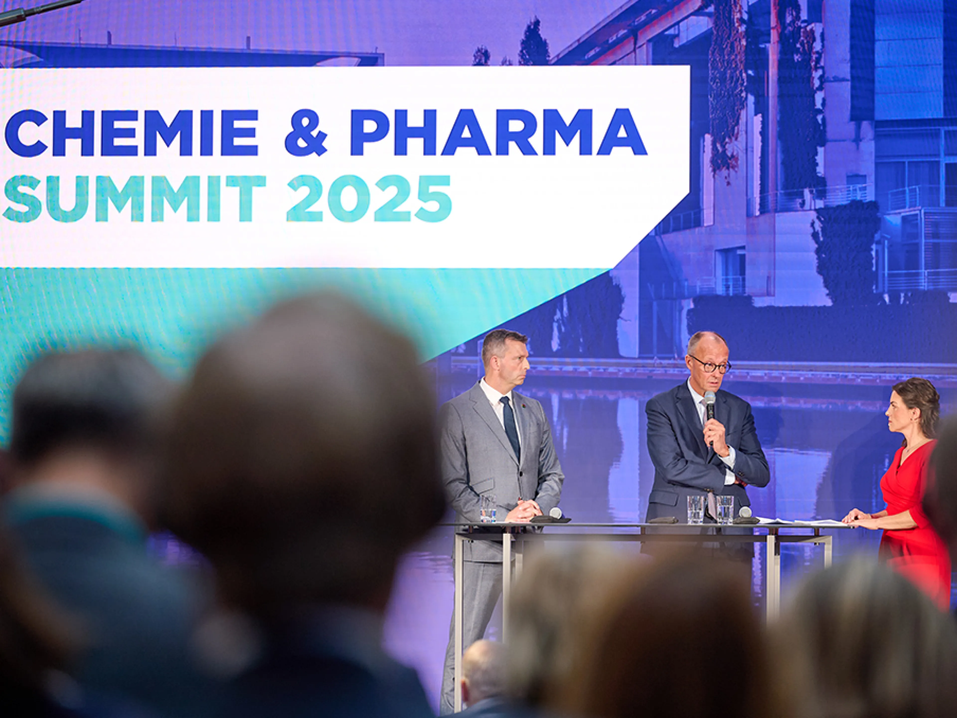 v.l.n.r.: VCI-Präsident Markus Steilemann, Bundeskanzler Friedrich Merz und Moderatorin Isabelle Körner auf dem VCI Chemie & Pharma Summit am 24. und 25. September 2025 in Berlin, Bild: VCI / André Groth v.l.n.r.: VCI-Präsident Markus Steilemann, Bundeskanzler Friedrich Merz und Moderatorin Isabelle Körner auf dem VCI Chemie & Pharma Summit am 24. und 25. September 2025 in Berlin