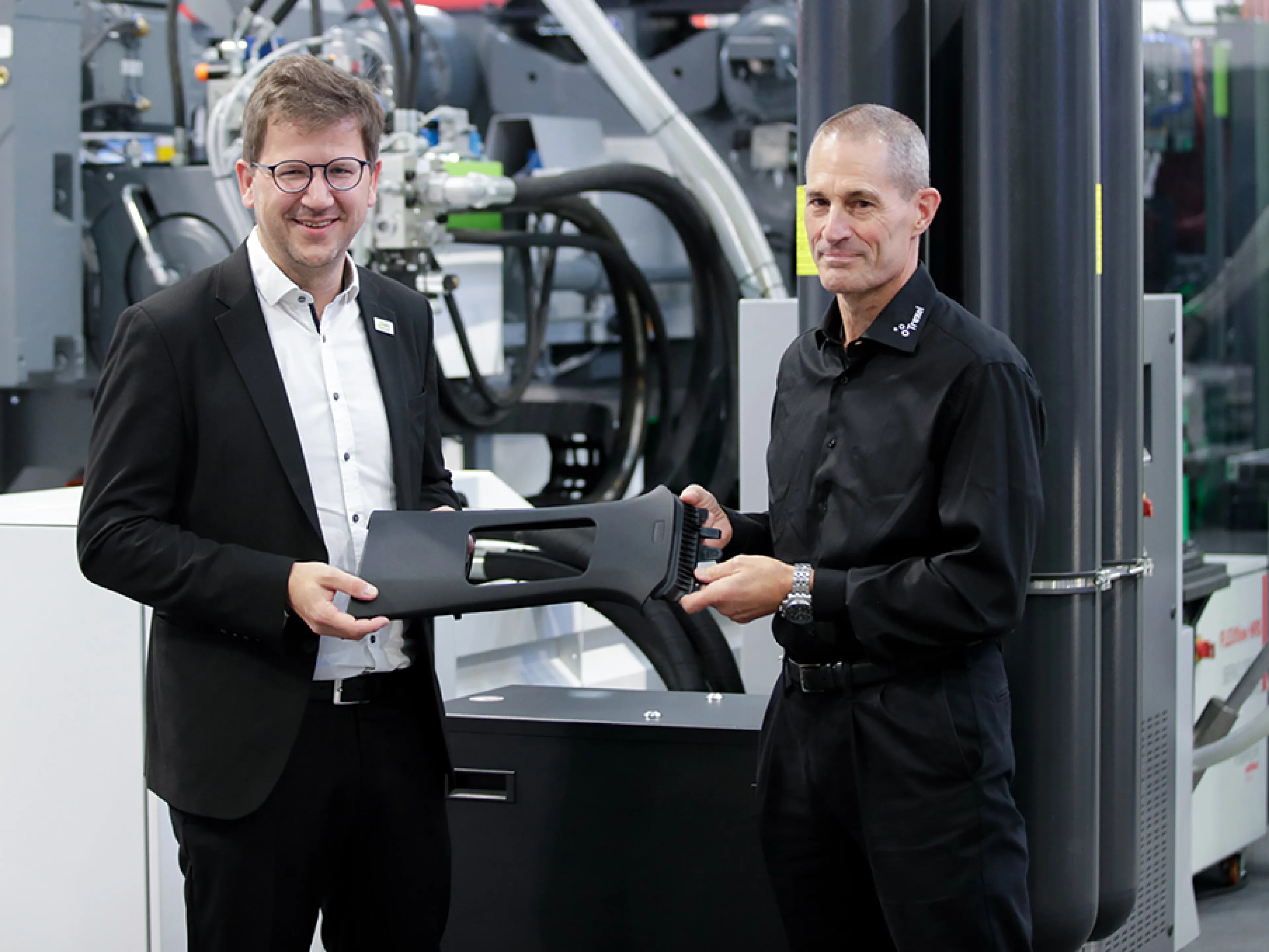 Johannes Kilian, Leiter der globalen Anwendungstechnik bei Engel und Levi Kishbaugh, President/CEO Trexel, auf der K-Messe, Bild: Engel Johannes Kilian, Leiter der globalen Anwendungstechnik bei Engel und Levi Kishbaugh, President/CEO Trexel, auf der K-Messe