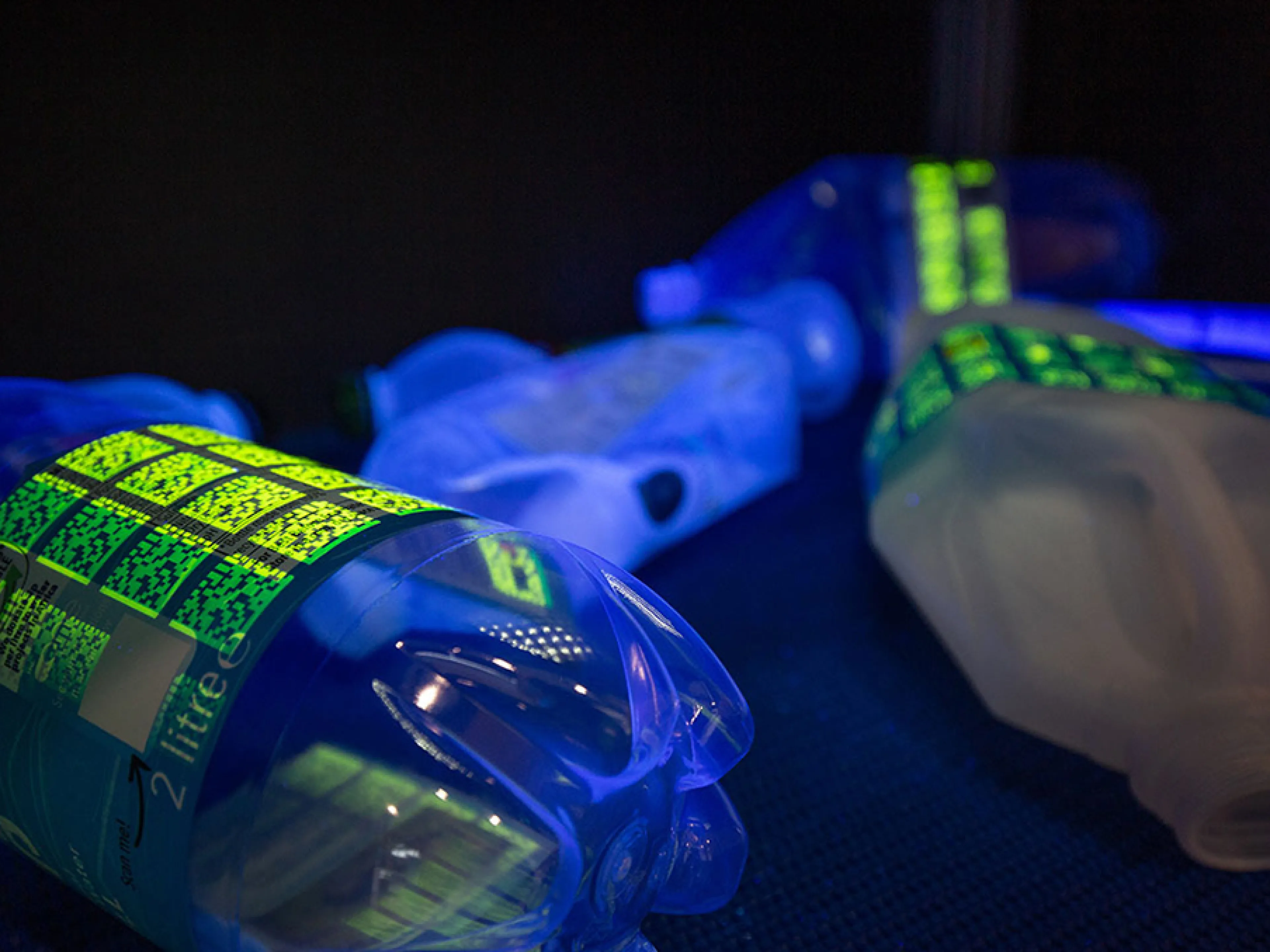 UV Tags auf PET-Flaschen, Bild: Zebra Technologies UV-Markierung auf PET-Flaschen