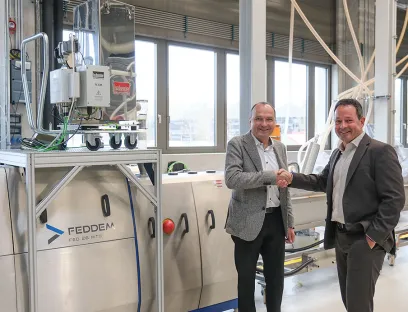 v.l.n.r.: Dieter Groß, Geschäftsführer der Feddem, übergibt den Extruder als Dauerleihgabe an Prof. Hans-Josef Endres am Institut für Kunststoff- und Kreislauftechnik der Leibniz Universität Hannover, Bild: Feddem v.l.n.r.: Dieter Groß, Geschäftsführer der Feddem, übergibt die Extrusionsanlage als Dauerleihgabe an Prof. Hans-Josef Endres am Institut für Kunststoff- und Kreislauftechnik der Leibniz Universität Hannover