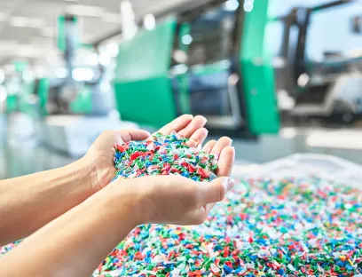 Rezyklat ist aufgrund der inhomogenen Eigenschaften anspruchsvoll in der Verarbeitung. Form und Qualität des inhomogenen Materials beeinflussen den Aufschmelzprozess, Bild: Arburg Rezyklat ist aufgrund der inhomogenen Eigenschaften anspruchsvoll in der Verarbeitung. Form und Qualität des inhomogenen Materials beeinflussen den Aufschmelzprozess