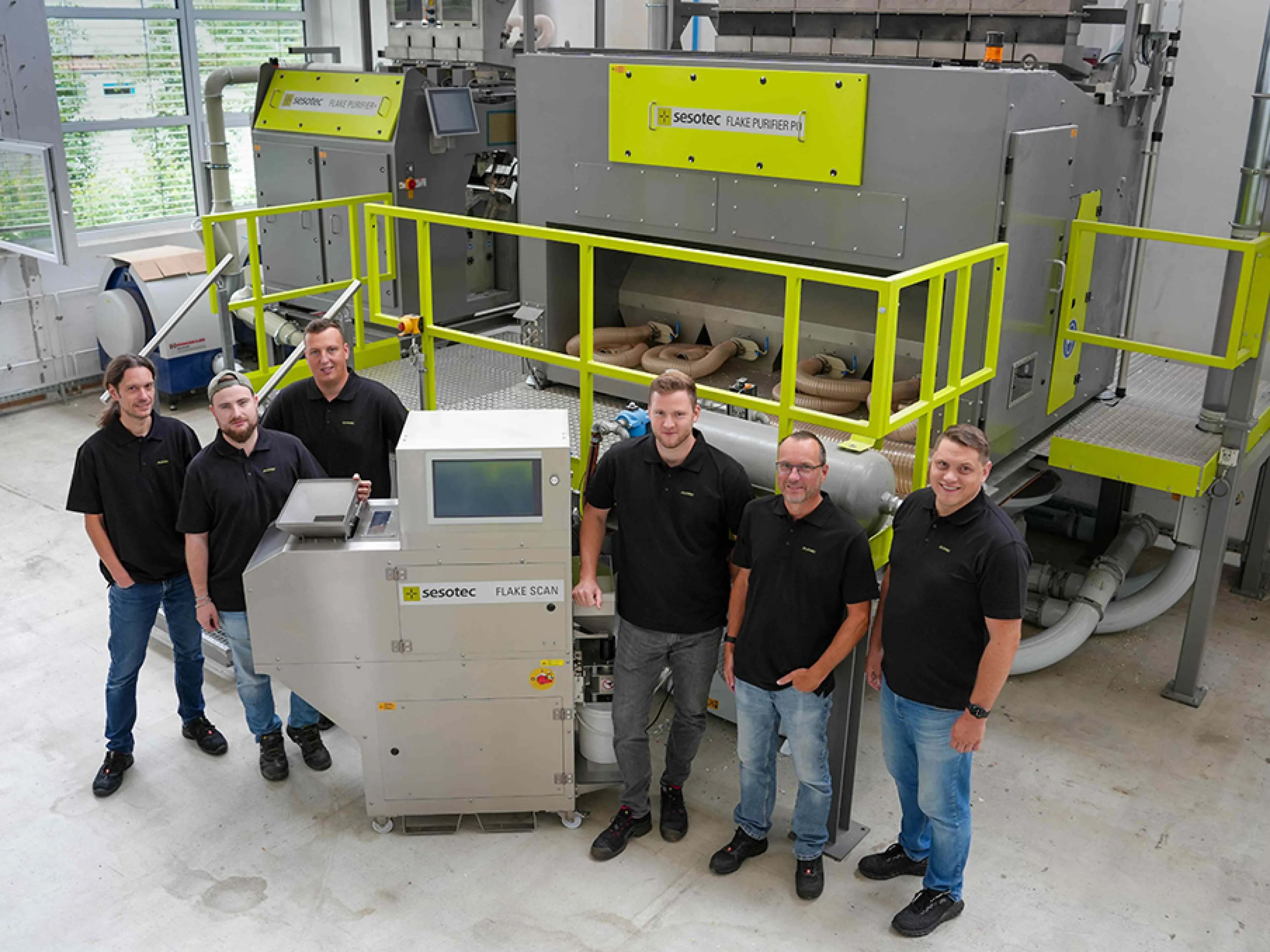 Im hauseigenen Technikum testen Applikationsexperten und Servicetechniker Sortier- und Analysesysteme für einen funktionierenden Kunststoffkreislauf, Bild: Sesotec Im hauseigenen Technikum testen Applikationsexperten und Servicetechniker Sortier- und Analysesysteme für einen funktionierenden Kunststoffkreislauf