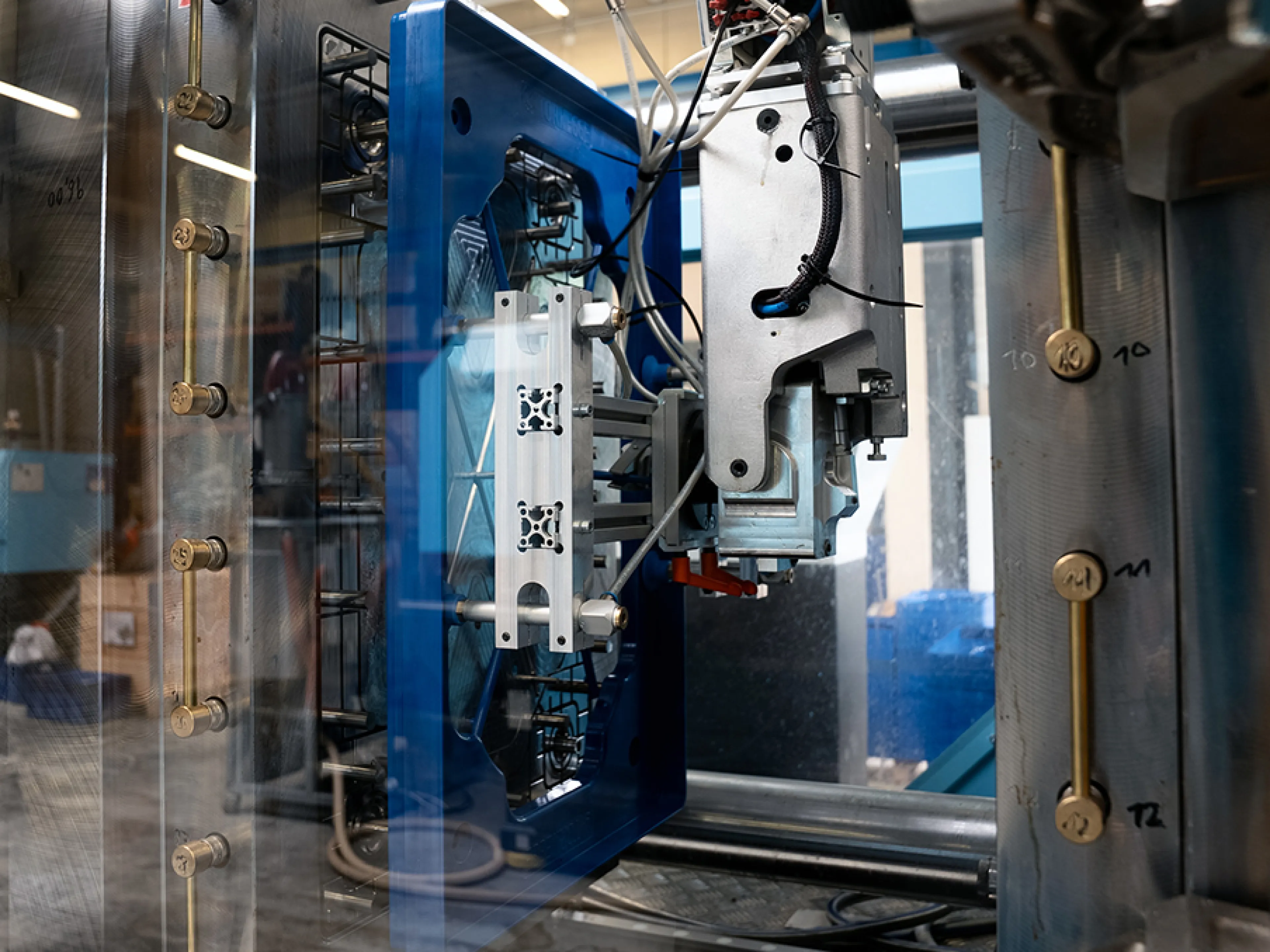 Mit der neuen Kunststoffspritzmaschine wird die Rollenproduktion verbessert, Bild: Torwegge Mit der neuen Kunststoffspritzmaschine verbessert Torwegge die Rollenproduktion