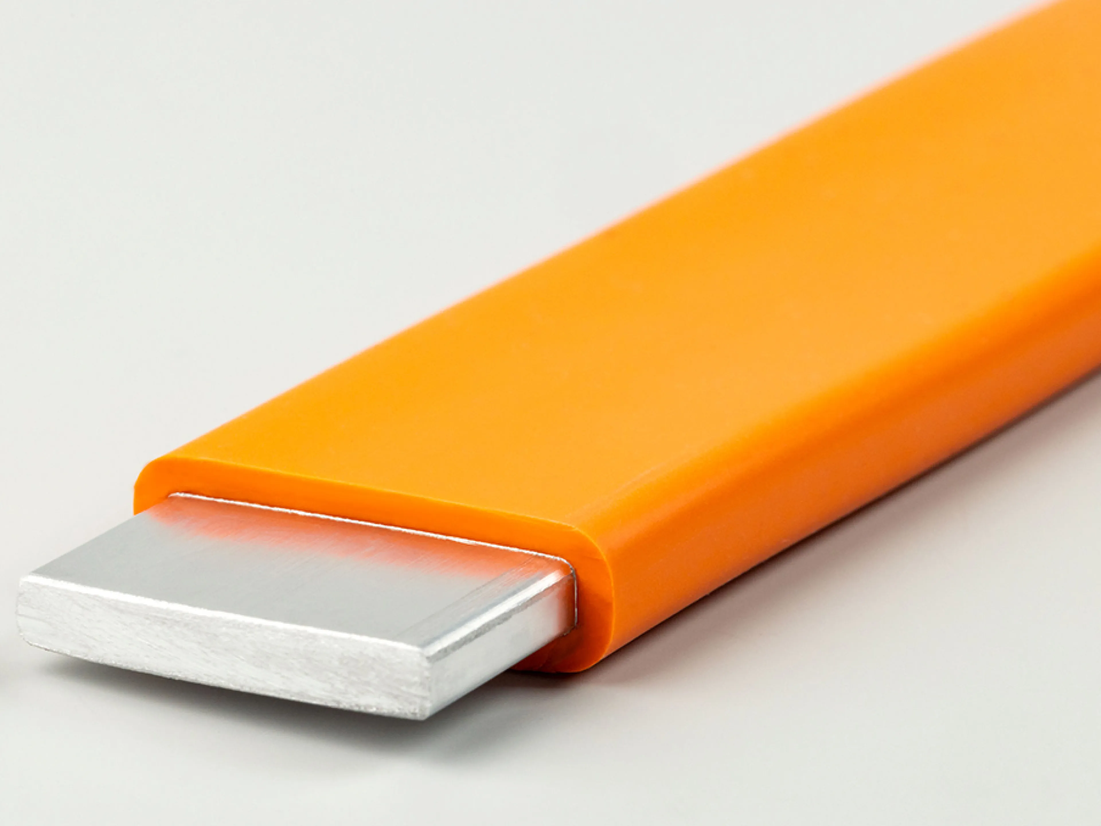 Stromschiene mit Isolierung aus Siliconkautschuk, der im Brandfall keramifiziert, so dass die stromführende Schiene auch bei Unfällen oder bei einem Fahrzeugbrand isoliert bleibt, Bild: Wacker Stromschiene mit Isolierung aus Siliconkautschuk
