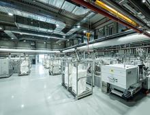 Die 2024 fertiggestellte neue Produktionshalle beherbergt moderne Spritzgussanlagen mit hohem Automatisierungsgrad, u. a. für die Fertigung von Insulinnadeln unter ISO-8-Reinraumbedingungen